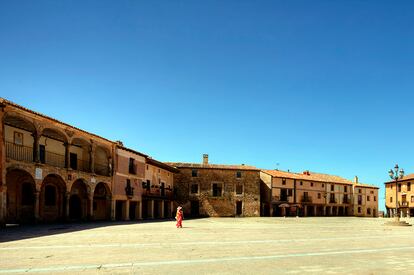 La plaza Mayor, el palacio Ducal, arcos romanos, iglesias, el convento de Santa Isabel y calles tan estrechas que se pueden tocar sus muros con los brazos extendidos. Importante enclave estratégico durante siglos, en la confluencia de los valles del Jalón y del Arbujuelo, Medinaceli pasó de poblado celtibérico a encantadora ciudad medieval. www.medinaceli.es