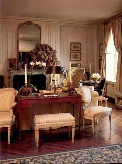 Los muebles franceses pintados de blanco se encontraban entre los preferidos de Jackie. En la foto, dos butacas Luis XVI que también tenía en sus aposentos de la Casa Blanca.