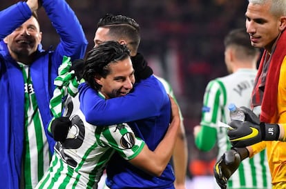 Lainez, felicitado al final del partido.