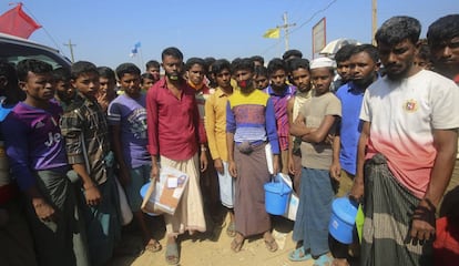 Refugiados rohingya del asentamiento de Kutupalong, en Cox's Bazar, el 1 de abril de 2020. Los trabajadores humanitarios temen un brote de coronavirus entre los campos de refugiados de esta localidad bangladesí, los mayores del mundo, con más de un millón de personas registradas.