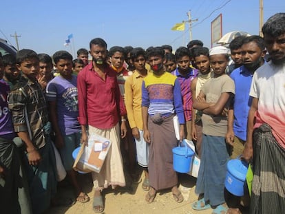 Refugiados rohingya del asentamiento de Kutupalong, en Cox's Bazar, el 1 de abril de 2020. Los trabajadores humanitarios temen un brote de coronavirus entre los campos de refugiados de esta localidad bangladesí, los mayores del mundo, con más de un millón de personas registradas.