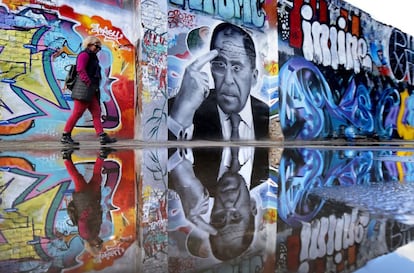 Una mujer camina junto a un grafiti del ministro ruso, Sergei Lavrov, realizado por el artista Daniil Sudnev, en Moscú (Rusia).