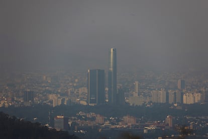 El cielo de contaminado de la Ciudad de México, este jueves.