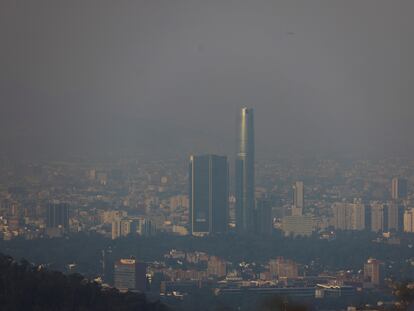 El cielo de contaminado de la Ciudad de México, este jueves.