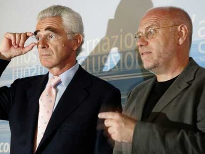Marco Müller, director del festival de cine veneciano, junto con Davide Croff, presidente de la Bienal de Venecia, durante la presentación del acto.
