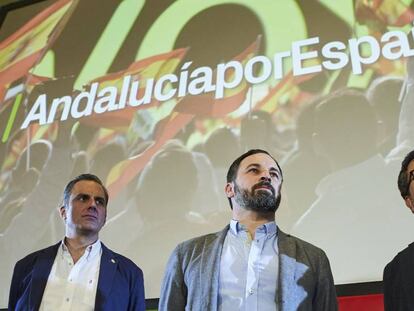 El secretario general de Vox, Javier Ortega, el presidente, Santiago Abascal, y el candidato a la presidencia de Andalucía del partido, Francisco Serrano.