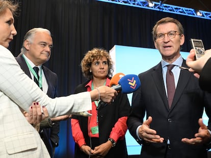 El presidente del PP, Alberto Núñez Feijóo (a la derecha), comparece ante la prensa durante el congreso del PP Europeo en Róterdam (Países Bajos), este martes.
