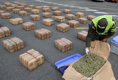 Un policía colombiano ante un alijo de marihuana el 27 de febrero.