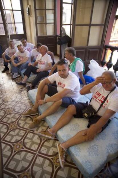 Trabajadores de la base de Morón de la Frontera, en el Ayuntamiento.