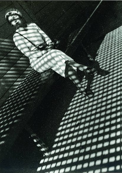 Em 1934, a também fotógrafa Eugenia Lemberg posou para Aleksandr Rodchenko. Banhada pela luz que percorria o que poderia ser uma treliça em uma estação de trem, sua figura estava borrada como parte de uma rede abstrata composta de sombras. Assim, as feições de seu rosto desapareceram dentro de um jogo de cruzes geométricas, o mesmo que cruzou as formas de seu corpo modeladas pelo branco do vestido e impediu o observador de discernir se por trás de suas mãos estava escondendo a câmera que dá título ao trabalho, Menina com Leica.