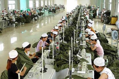 Una mujeres trabajan en una fábrica de ropa en la ciudad de Huaibei, al este de China.