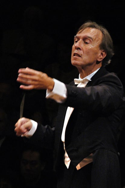 Claudio Abbado dirige la <i>Segunda sinfonía</i> de Mahler en el Festival de Lucerna en 2003.