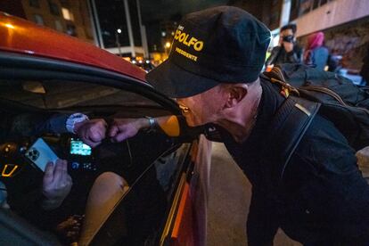 El candidato de la Liga de Gobernantes Anticorrupción, Rodolfo Hernández, pasó a la segunda vuelta de las elecciones presidenciales con el 28.15% del voto. En la fotografía, sus simpatizantes festejan en las calles de la capital colombiana.