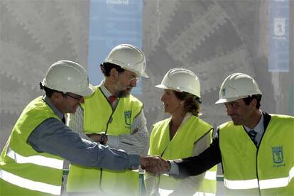 Ruiz-Gallardón (izquierda) y su <i>número dos</i>, Manuel Cobo, se estrechan la mano junto a Rajoy y Aguirre. Al fondo, la tuneladora <i>Tizona.</i>