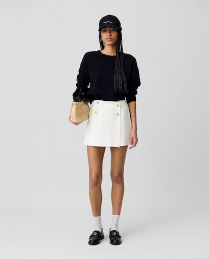 Por delante vemos una sofisticada falda cruzada con botones joya y silueta recta. Por detrás se transforman en unos shorts de aire minimalista. Claudie Pierlot firma esta falda-pantalón con mil y una posibilidades de estilo. (Antes 195 euros, ahora 97,50 euros).
