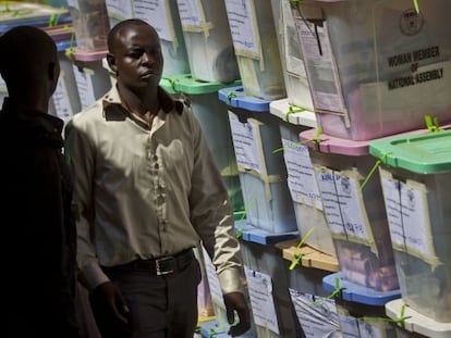 Un hombre pasa junto a urnas selladas en un colegio electoral de Nairobi.