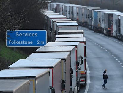 Camiones bloqueados en la carretera M20 en dirección al puerto de Dover, en el sudeste de Inglaterra.