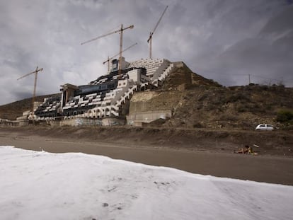 El hotel levantado en la playa de El Algarrobico, en Carboneras.