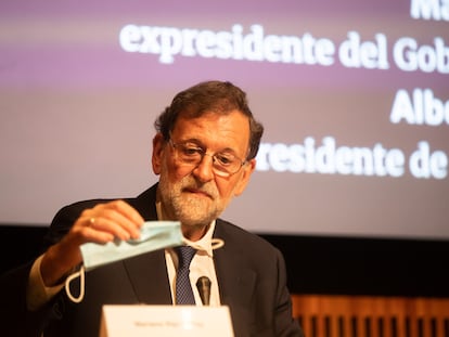 El expresidente del Gobierno Mariano Rajoy a su llegada la presentación este viernes del libro de Romay Beccaría.