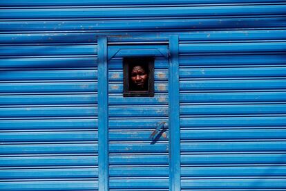 Un migrante en el albergue general de Migración de la zona 5 de Ciudad de Guatemala (Guatemala). Hace tres meses que salió de Chile para llegar a México, pero el Gobierno guatemalteco quiere devolverlo a la frontera de Honduras, por donde entró junto a más de 140 personas.