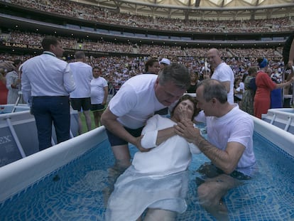 Una creyente es bautizada durante la asamblea.