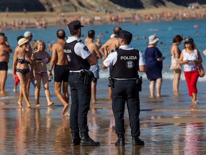 Dos agentes de la Policía Municipal de San Sebastián en la playa de La Concha el pasado 11 de septiembre.