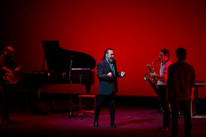 David Lagos, en un momento de su actuación en 'Cantes del silencio', el 11 de septiembre en la Bienal de Sevilla.