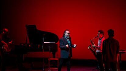 David Lagos, en un momento de su actuación en 'Cantes del silencio', el 11 de septiembre en la Bienal de Sevilla.