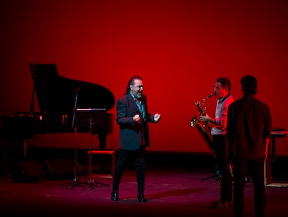 David Lagos, en un momento de su actuación en 'Cantes del silencio', el 11 de septiembre en la Bienal de Sevilla.