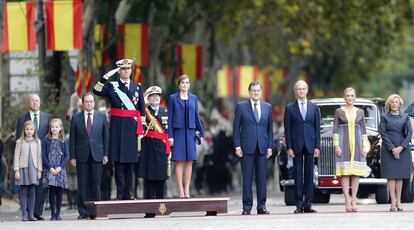 De izquierda a derecha. La infanta Sofía, la princesa de Asturias, Leonor, el rey Felipe VI, la reina Letizia, el presidente del gobierno Mariano Rajoy, el ministro de Defensa, Pedro Morenés, la presidenta de la Comunidad de Madrid, Cristina Cifuentes y la alcaldesa de Madrid, Manuela Carmena, asisten al desfile militar del día de la Hispanidad.