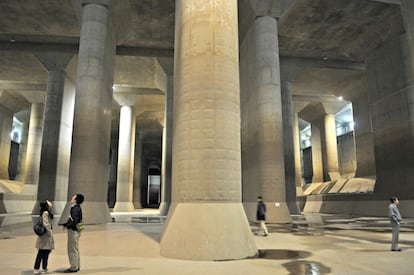 El canal subterráneo de descarga situado a las afueras del área metropolitana de Tokio es la joya de la corona de la arquitectura contra desastres naturales en el país asiático. El sistema recoge agua de los ríos Naka, Kuramatsu, Koumatsu y Otoshifurutone y la redirige al río Edo cuando hay crecidas.