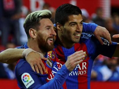 Messi y Luis Suárez celebran el segundo gol del Barcelona ante el Sevilla.