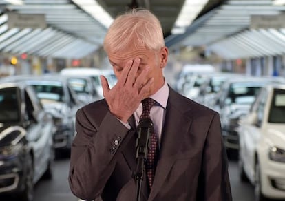 Matthias Mueller, CEO de Volkswagen, en la rueda de prensa en octubre tras el esc&aacute;ndalo del trucaje de los motores diesel.  