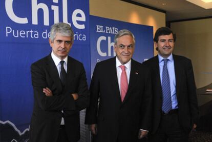 El director de EL PAÍS, Javier Moreno; el presidente de Chile, Sebastián Piñera; y el director general de BBVA Chile, Ignacio Lacasta, durante el encuentro financiero celebrado en Santiago de Chile.