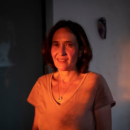 Raquel Piqueras (50 años), nueva vecina de la colonia que pudo construir su casa en el antiguo bar.
