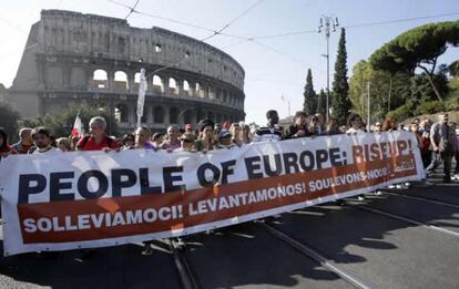 Los "indignados" de Roma se manifiestan alrededor del Coliseo