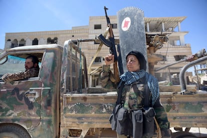 Un ama de casa reconvertida en miliciana del Partido Social Nacionalista Sirio, con su arma en el centro del poblado sirio de Al Qariaten, tras expulsar de la aldea al ISIS, en abril de 2016.