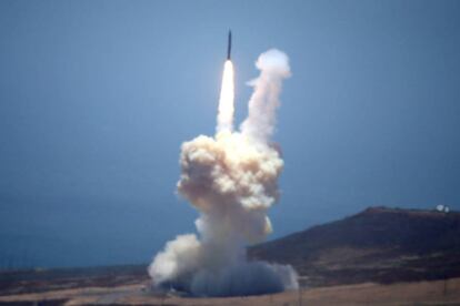 El misil de interceptación despega desde la costa de California.