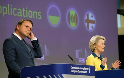 La presidenta de la Comisión, Ursula von der Leyen, y el comisario de Ampliación, Olivér Várhelyi, el día 17 en una comparecencia en Bruselas sobre las posibilidades de ampliar la Unión a Moldavia, Ucrania y Georgia.