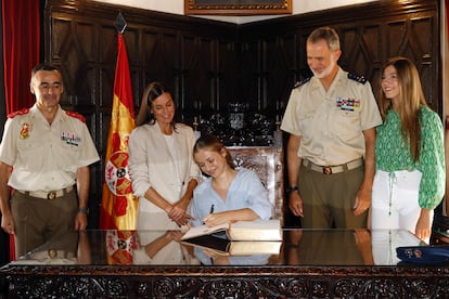 La princesa de Asturias, acompañada por los Reyes y la infanta Sofía, firma en el libro de honor de la Academia General Militar, donde dará comienzo a su formación castrense.