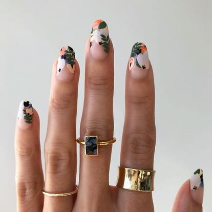 Floral
No hay nada más primaveral que llevar florecitas de colores alegres en las uñas. Lo mejor, además, es que existe una gran variedad de stickers creados para esta misión que facilitan la tarea. Los recomienda Michelle Lee, aficionada al nail art y editora de la revista Allure.