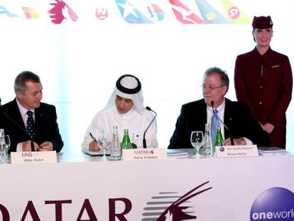 Los consejeros delegados de IAG y Qatar Airways, Willie Walsh y Akbar Al Baker (primero y segundo por la izquierda) durante un acto conjunto en 2013.