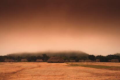 Amanecer en la aldea Kapot bajo una densa bruma matinal, previa a una tormenta