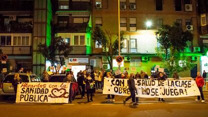 Manifestación frente al centro de salud de Abrantes, en Carabanchel, que ha sufrido un recorte de al menos el 60% de su plantilla.