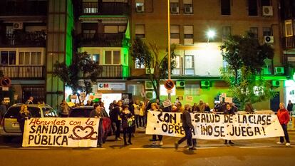 Manifestación frente al centro de salud de Abrantes, en Carabanchel, que ha sufrido un recorte de al menos el 60% de su plantilla.