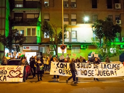 Manifestación frente al centro de salud de Abrantes, en Carabanchel, que ha sufrido un recorte de al menos el 60% de su plantilla.