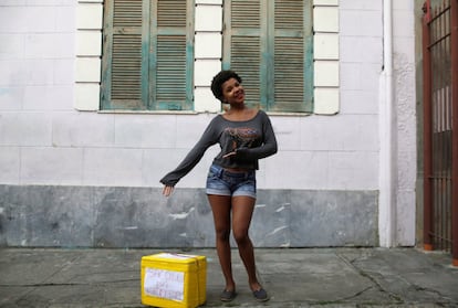 Nathalia Souza, vendedora ambulante de 18 anos, posa no Rio de Janeiro e opina sobre a Rio 2016: “O Brasil deveria se preocupar primeiro em solucionar os problemas internos, tais como a violência e os serviços públicos ruins, em lugar de investir grandes somas de dinheiro em infraestrutura nos Jogos Olímpicos”.