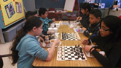 Alumnos juegan al ajedrez durante el almuerzo en la escuela Broad Acres de Maryland (EEUU), donde el docente español Fernando Moreno utiliza el ajedrez como herramienta para la adaptación social de los inmigrantes.