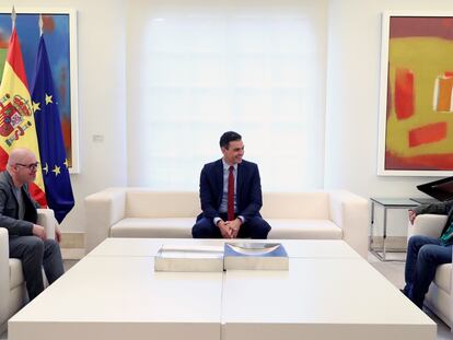 El presidente del Gobierno, Pedro Sánchez (centro), recibe a los secretarios generales de UGT, Pepe Álvarez (derecha), y CCOO, Unai Sordo (izquierda) este miércoles en el Palacio de la Moncloa.