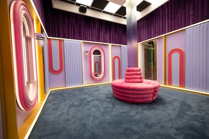 Como se detectó que el vestidor era un lugar en el que los concursantes solían tener conversaciones, se añadió un sofá en las últimas ediciones, como en la número 19.